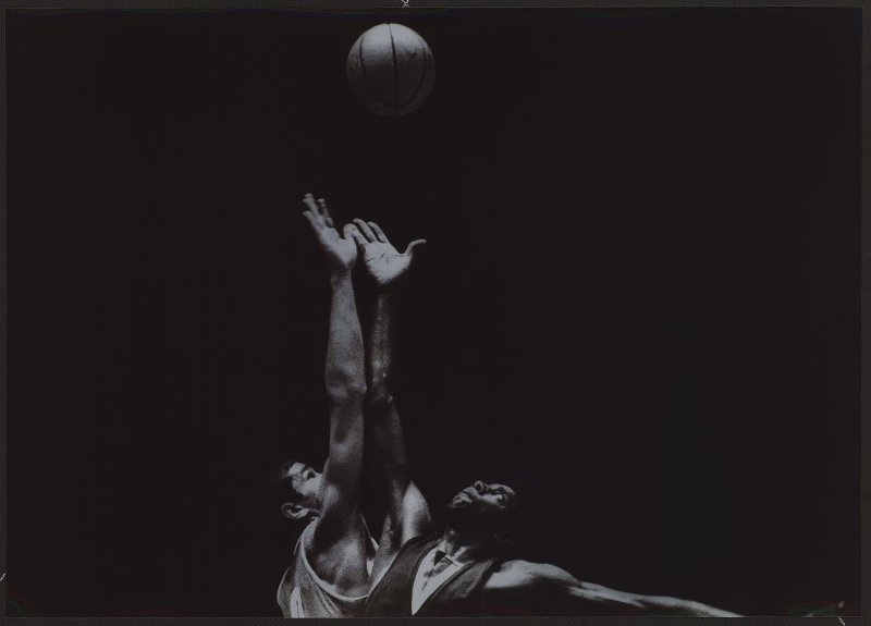 Спорный мяч. Баскетбольный матч СССР – США, 1970 год. Выставка «Стук мяча и скрип кроссовок» с этой фотографией.