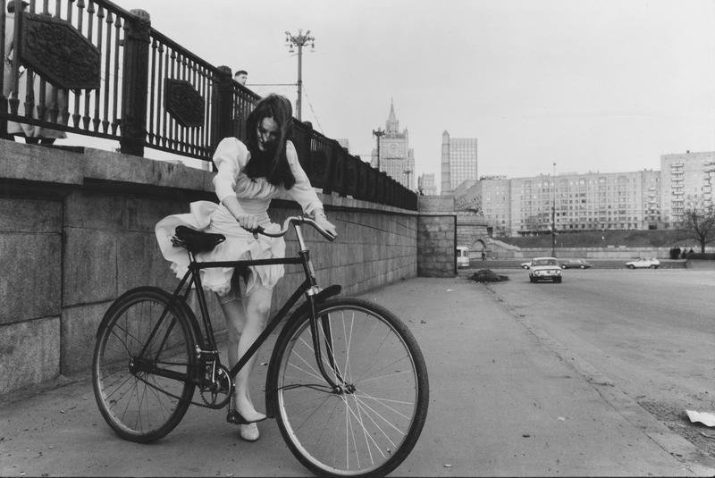 Девушка с велосипедом, 1994 год, г. Москва. Выставка «На "педальном коне"»&nbsp;и видео&nbsp;«Я буду долго гнать велосипед» с этой фотографией.&nbsp;