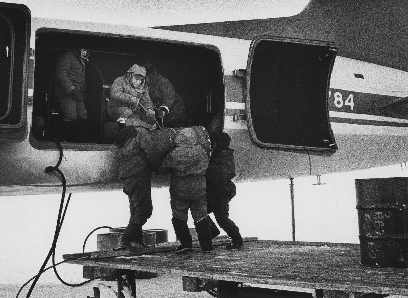 На СП-26. Малая механизация в полярной авиации, 1985 год. Северный полюс-26 - советская научно-исследовательская дрейфующая станция. Работала с 21 мая 1983 года до 9 апреля 1986 года.Выставка «Север Сергея Бурасовского» с этой фотографией.