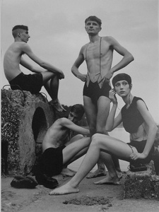 Мода братьев Полушкиных, 1994 год. Модельеры братья-близнецы Николай и Алик Полушкины - выпускники МИФИ, работали в Курчатовском институте (параллельно с наукой принимали активное участие в жизни Московской рок-лаборатории, которая находилась в том же институте). Позднее стали шить одежду. Самая известная коллекция - «ФашFashion» - была создана в 1993 году. Выставки «Стиль 90-х», «Звук идет! Магнитофоны» с этой фотографией.