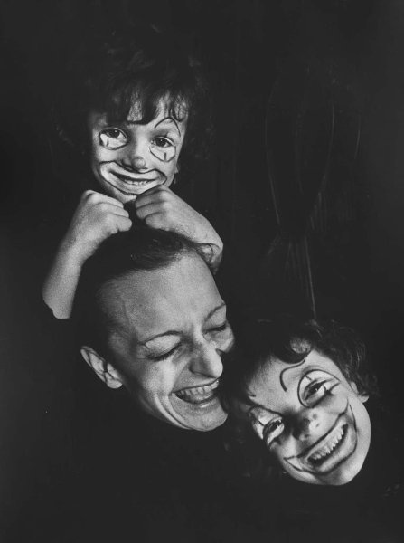 Цирковая семья, 1970-е. Выставки&nbsp;«10 фотографий: Улыбки 1970-х» и&nbsp;«Улыбки XX века» с этой фотографией. 