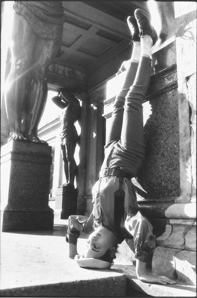 «Атланты», 1993 год, г. Санкт-Петербург. Выставки «Теперь здесь музей!»&nbsp;и «Эрмитаж снаружи и внутри» с этой фотографией.
