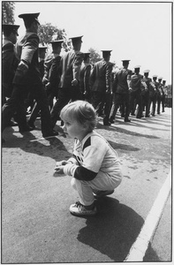 Возвращение. Из серии «Это твоя родина, сынок!», 1996 год, г. Москва. Фото № 15.Выставка «Это твоя родина, сынок!» с этой фотографией.