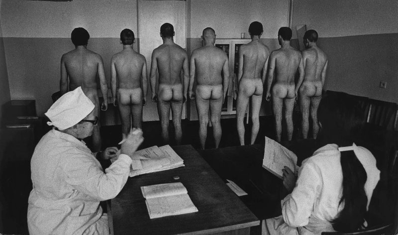 Проводы в армию, 1978 год, г. Саратов. Фото № 5. Другое название: «Пушечное мясо».Выставка «Путешествие в Саратов» с этой фотографией.