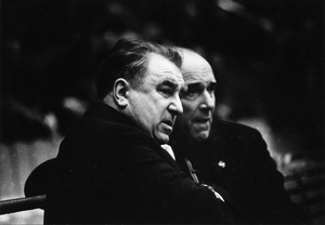 Тренеры Анатолий Тарасов и Аркадий Чернышев, 1968 год. Выставка «СССР в 1968 году» с этой фотографией.