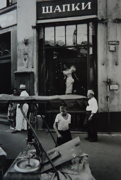 Сода + мода, 1959 год, г. Москва. Выставка «Москва в фотообъективе Уильяма Кляйна» с этой фотографией.