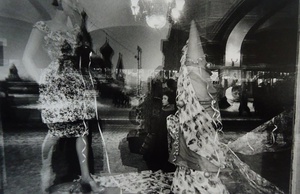 Отражение в витрине ГУМа, 1960 год, г. Москва. Выставка «11 лучших: манекены СССР» с этой фотографией.