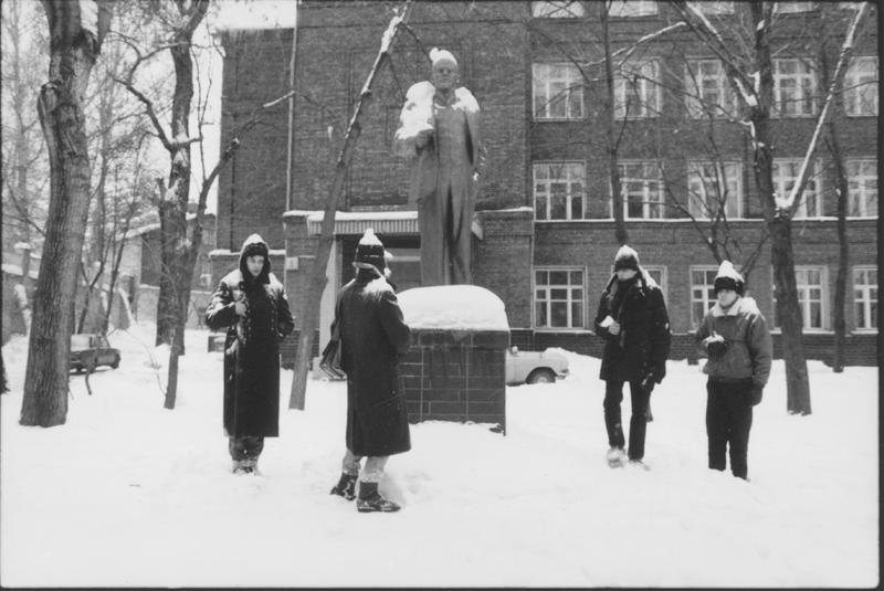 «Промахи незрелой мысли». Группа «Чемпионы мира», 1988 год. Состав группы: Гия Абрамишвили, Константин Звездочетов, Борис Матросов, Константин Латышев, Андрей Яхнин; в разное время в акциях группы принимали участие Игорь Зайдель, Вадим Фишкин, Гор Чахал (Оганесян), Владимир Шваюков и другие.
Образована в 1986 году компанией школьных друзей, ассоциировавших себя с бандой «Черная кошка», «без идеологии, с определенными ритуалами», такими, как коллективное поедание банки сливового компота после уроков. В деятельность группы входили акции, перформансы, выставки, концерты, кино-видео фильмы, тексты. 
Группа просуществовала до конца 1988 года, в 1989-1990 годах некоторые участники продолжали создавать совместные станковые произведения.