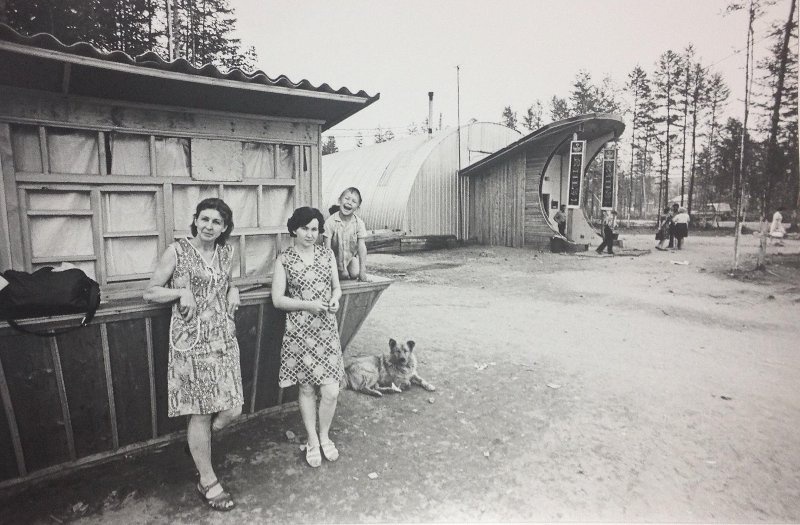 Без названия, 1977 год. Фото № 2.Выставка «Киоск или палатка» с этой фотографией.
