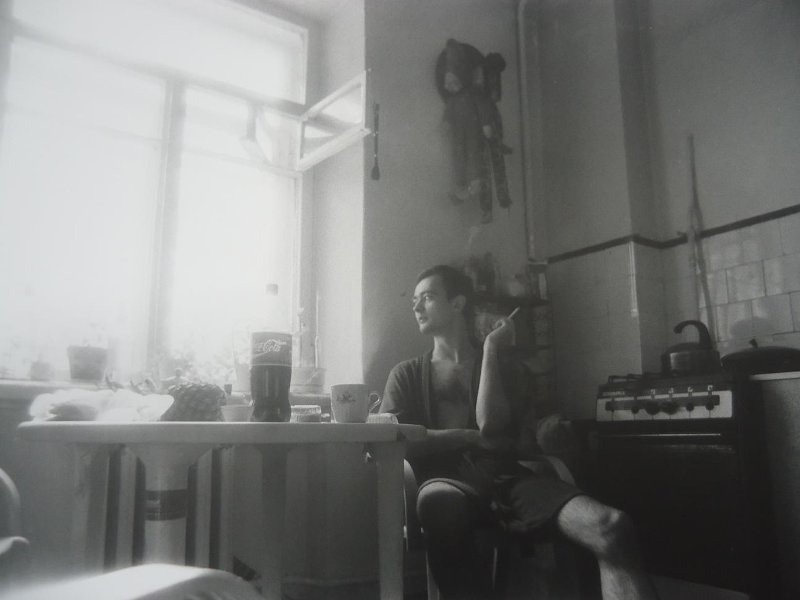 Геннадий Устиян. Заместитель главного редактора «Премьер», 1998 - 1999. Выставка «Разговоры на кухне» с этой фотографией.