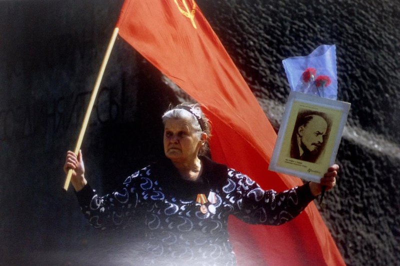Черный октябрь 1993 года, 4 октября 1993, г. Москва. Фото № 5. Разгон Съезда народных депутатов и Верховного Совета Российской Федерации (также известный как «Расстрел Белого дома», «Расстрел Дома Советов», «Октябрьский путч») — внутриполитический конфликт в Российской Федерации 21 сентября — 4 октября 1993 года. Произошел вследствие конституционного кризиса, развивавшегося с декабря 1992 года.