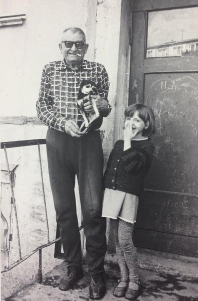 Дедушка и внучка из нашего подъезда, 1987 год, г. Магадан. Выставки:&nbsp;«Бабушки, дедушки и внуки»,&nbsp;«Бабушки и дедушки: опыт, мудрость и любовь» с этим снимком.