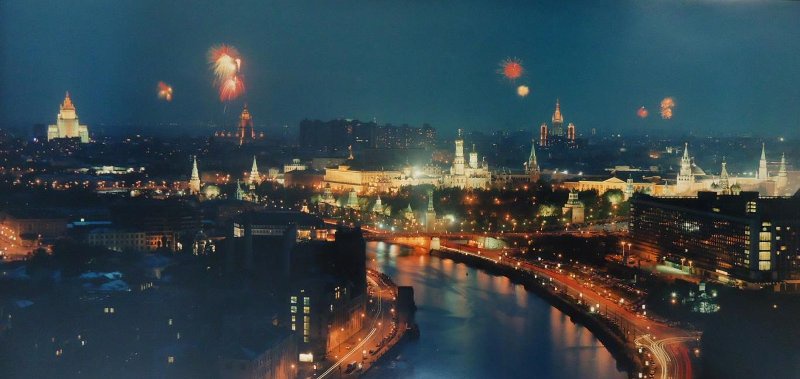 Вид с высотки на Котельническую набережную и Московский Кремль, 9 мая 1997, г. Москва. Выставка «Москва праздничная»&nbsp;и видео «Весна!» с этой фотографией. 