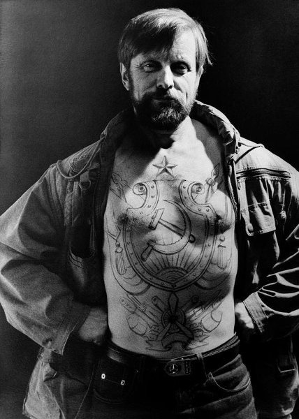 Из серии «Автопортреты с татуировками», 1995 год. Фото № 3.Выставка «"Снял себя сам". Автопортрет или селфи?» с этой фотографией.