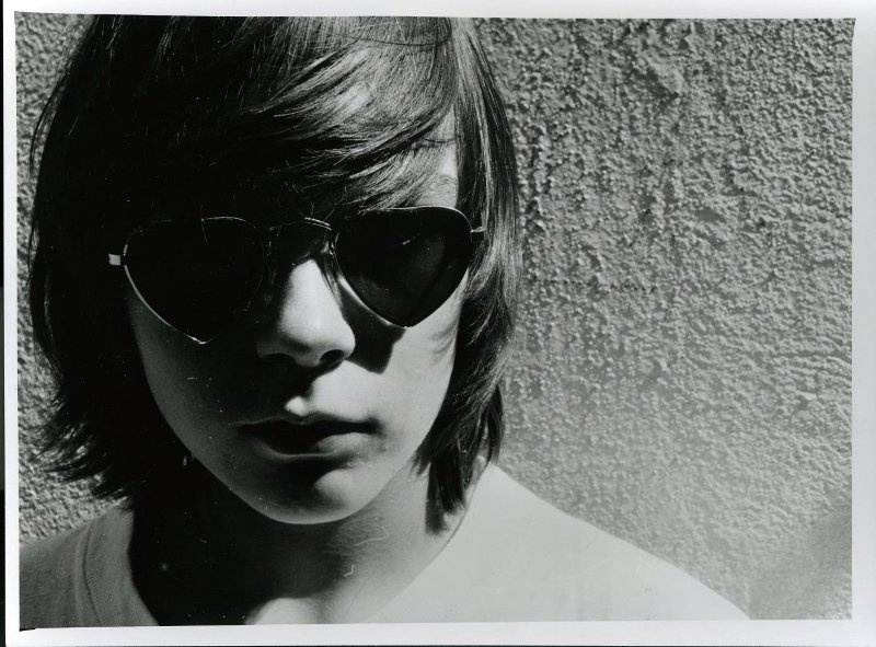 Без названия, 1991 - 1999. Выставка «В солнцезащитных очках» с этой фотографией.