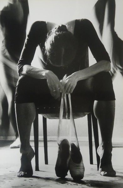 Из серии «За кулисами большого балета», 1983 год, г. Москва. Фото № 3.Выставки «За кулисами балета»,&nbsp;«10 лучших фотографий русского балета»&nbsp;и «...только вряд найдете вы в России целой три пары стройных женских ног», «Ballet Époque» с этой фотографией.