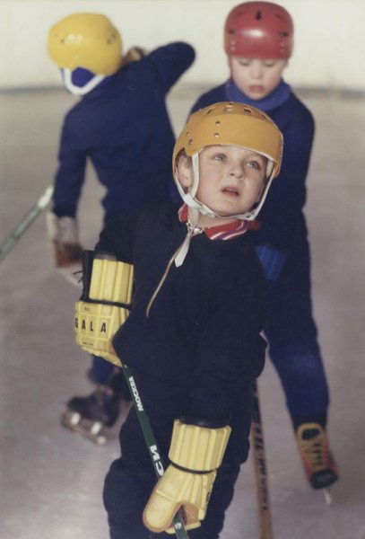 Центрфорвард, 1976 год, г. Москва. Юные хоккеисты на занятиях в детской хоккейной школе спортивного общества «Динамо».Видео «Динамо» с этой фотографией.