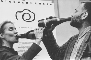 «С открытием!», 4 апреля 1996, г. Москва. Открытие первого Международного месяца фотографии в Москве «Фотобиеннале-96». Директор Московского Дома Фотографии Ольга Свиблова и художественный руководитель Государственного Центра современного искусства Леонид Бажанов.Выставки&nbsp;«10 лучших фотографий Сергея Борисова»&nbsp;и «In vino / pivo / vodka veritas...» с этой фотографией. 
