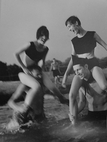 Мода братьев Полушкиных, 1994 год. Модельеры братья-близнецы Николай и Алик Полушкины – выпускники МИФИ, работали в Курчатовском институте (параллельно с наукой принимали активное участие в жизни Московской рок-лаборатории, которая находилась в том же институте). Позднее стали шить одежду. Самая известная коллекция – «ФашFashion» – была создана в 1993 году.