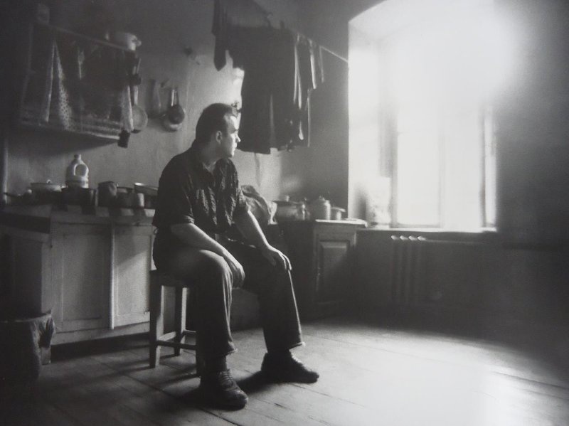 Александр Сигутин. Художник, 1998 - 1999. Выставка «Разговоры на кухне» с этой фотографией.