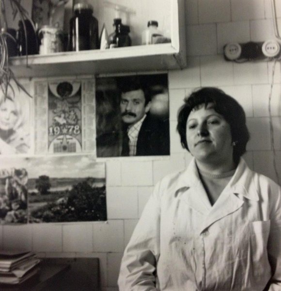 В химической лаборатории, 1978 год, г. Магадан. Выставка «Календари» с этой фотографией.