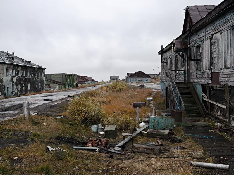 «Поездка в будущее. Остановка № 2. Гудым», Чукотский АО. Гудым (Анадырь-1, Магадан-11) — бывшая советская и российская база РВСН с сопутствующим военным городком, расположенная на территории Чукотского автономного округа России. Название получила, вероятно, по фамилии начальника стройки полковника Гудыма. Подземная база (Объект «С») была построена в 1958 году, в 1961 году заступила на боевое дежурство. Расформирована в период с 1992 по 1998 годы.