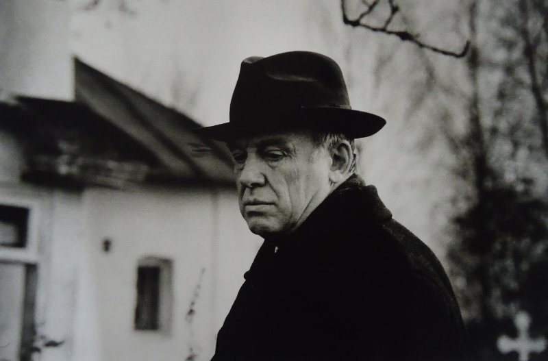 Актер Иннокентий Смоктуновский, 1986 год, г. Москва. Выставка «Без погон, но в шляпе» с этой фотографией.