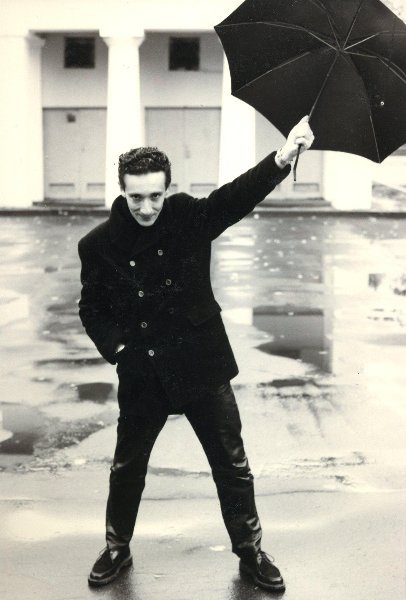 Евгений Хавтан, 1990-е, г. Москва. Выставки&nbsp;«Топ-10 фотографий с зонтиком»&nbsp;и «Когда все были молодыми» с этой фотографией.