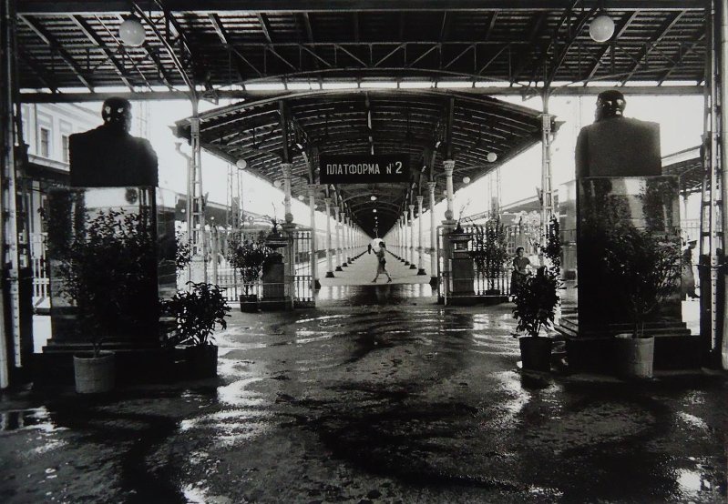 Железнодорожный вокзал плюс Ленин и Сталин, 1959 год, г. Москва. Выставка «Москва в фотообъективе Уильяма Кляйна» с этой фотографией.