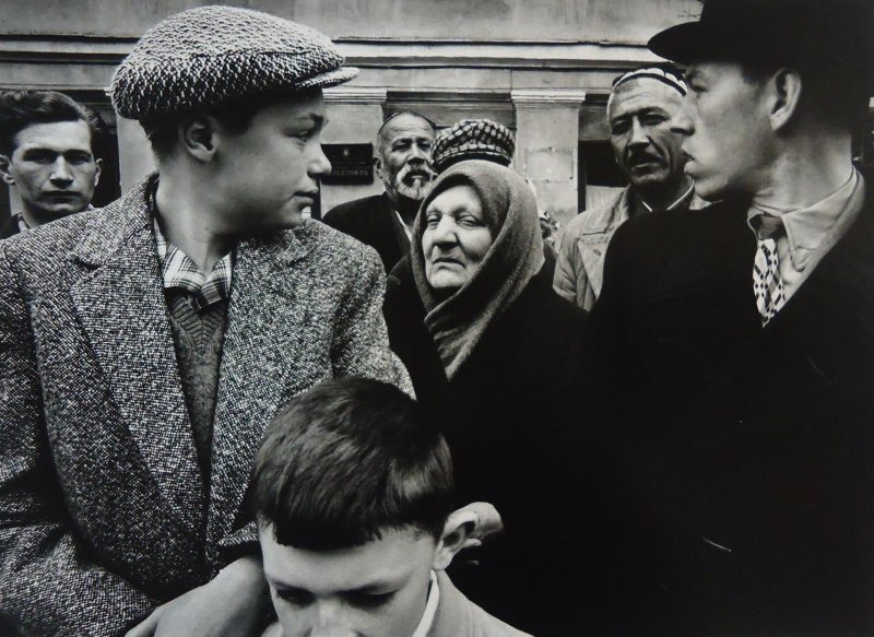 Группа стоящих во время первомайского парада, 1 мая 1961, г. Москва. Выставка «Москва в фотообъективе Уильяма Кляйна» с этой фотографией.