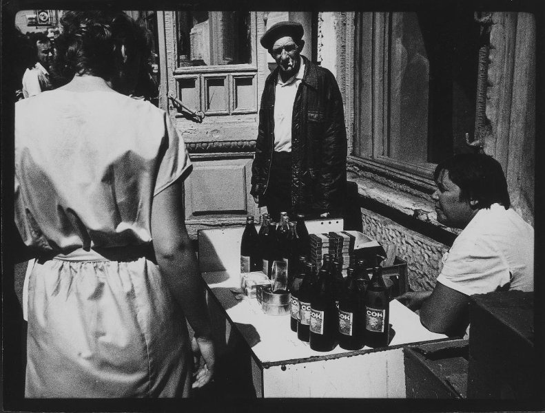 Без названия, 1986 год. Выставки&nbsp;«Контрастный город Михаила Ладейщикова»,&nbsp;«In vino / pivo / vodka veritas...»&nbsp;и «Губит людей не пиво, губит людей вода!» с этой фотографией.  