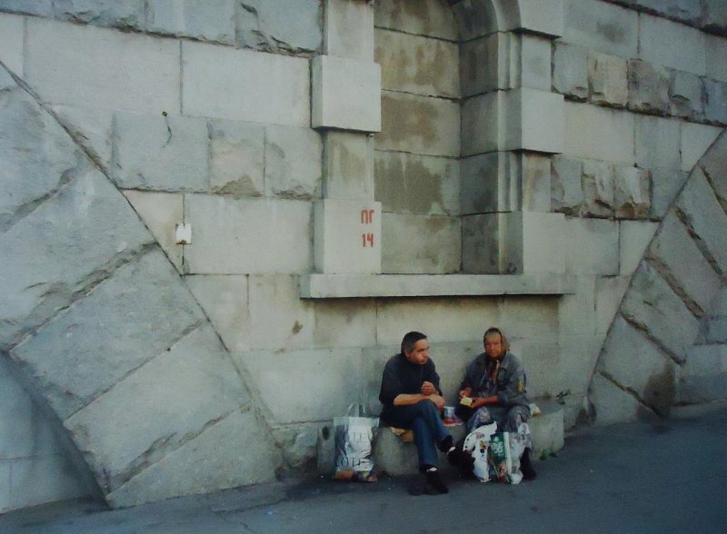 «Застолье. Два бомжа у здания», 1999 год