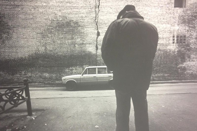 Мужчина и автомобиль, 1991 год, г. Москва. Выставка: «90-е. Поиск другого. Часть 2. Александр Слюсарев» с этой фотографией.