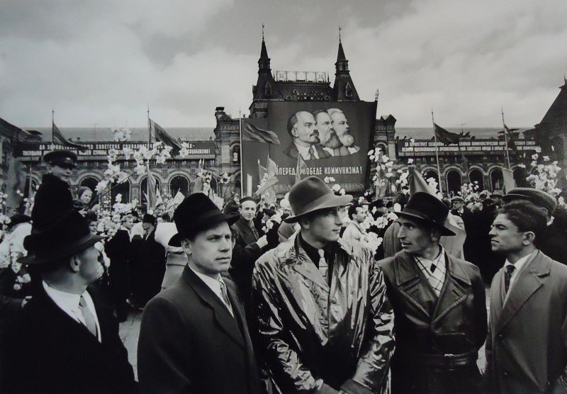 КГБ, парад 1 мая, 1 мая 1961, г. Москва. Выставки&nbsp;«Первомай»,&nbsp;«Москва в фотообъективе Уильяма Кляйна»&nbsp;и «Первомайские транспаранты» с этой фотографией.
