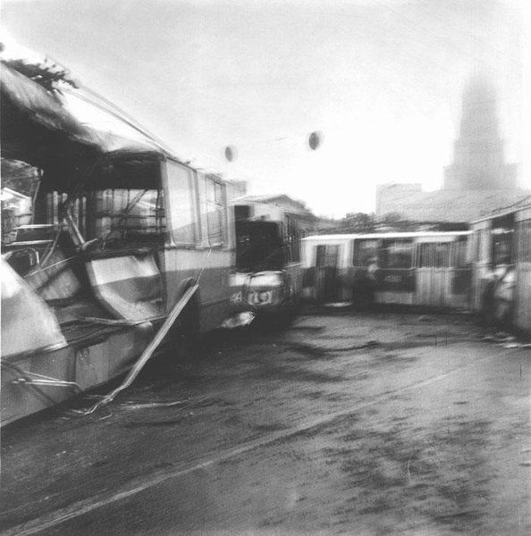 Троллейбусы, утро. Из серии «Август 1991-го», 19 - 22 августа 1991, г. Москва. Выставка&nbsp;«Московский троллейбус» с этой фотографией.&nbsp;