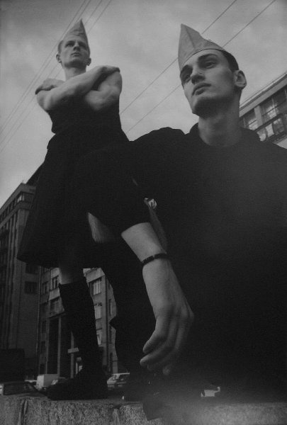 Мода братьев Полушкиных, 1994 год, г. Москва. Модельеры братья-близнецы Николай и Алик Полушкины – выпускники МИФИ, работали в Курчатовском институте (параллельно с наукой принимали активное участие в жизни Московской рок-лаборатории, которая находилась в том же институте). Позднее стали шить одежду. Самая известная коллекция – «ФашFashion» – была создана в 1993 году.