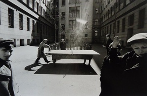Пинг-понг, 1960 год, г. Москва. Выставка «Москва в фотообъективе Уильяма Кляйна» с этой фотографией.