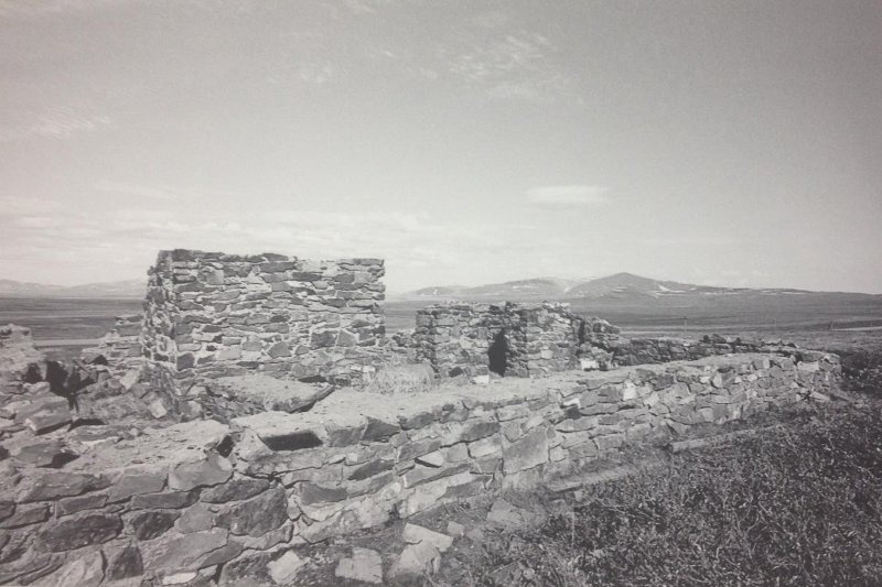 Остатки лагеря для заключенных в Чаунской тундре, 1987 год, Магаданская обл., Чукотский АО. Чаунлаг (Чаунский исправительно-трудовой лагерь) — лагерное подразделение, действовавшее в структуре Дальстрой. Управление Чаунлага размещалось в поселке Певек. Создан в 1951 году. Функционировал всего два года — с 1951 по 1953 год.
Был основан для разработки промышленного месторождения урана, обнаруженного в 1947 году партией Игоря Рождественского.Фильм «30 лет совести» с этой фотографией.