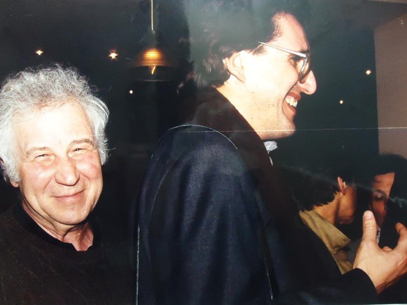 Илья Кабаков и Борис Гройс перед входом на выставку «Жизнь мух» перед кельнским Кунстхалле, 1 - 28 февраля 1992, Германия, г. Кельн. Выставка «КАБАКОВ» с этой фотографией.