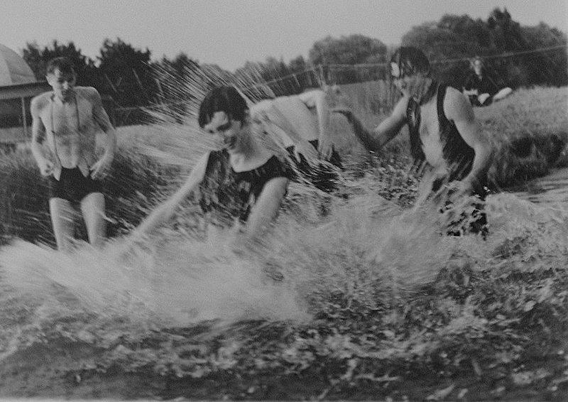 Мода братьев Полушкиных, 1994 год. Модельеры братья-близнецы Николай и Алик Полушкины – выпускники МИФИ, работали в Курчатовском институте (параллельно с наукой принимали активное участие в жизни Московской рок-лаборатории, которая находилась в том же институте). Позднее стали шить одежду. Самая известная коллекция – «ФашFashion» – была создана в 1993 году.