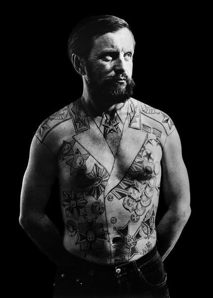 Из серии «Автопортреты с татуировками», 1995 год. Фото № 4.Выставка «Вхожу, ваятель, в твою мастерскую» с этой фотографией.&nbsp;