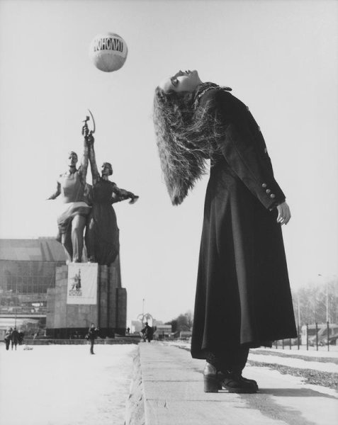 «Зимний загар», 1998 год, г. Москва. Выставка «Сфотографируй меня у памятника» с этой фотографией.&nbsp;