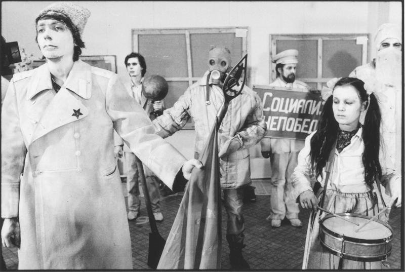 «Социализм непобедим!», 1988 год, г. Москва. Выставка «Обыкновенный противогаз» с этой фотографией.