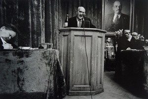 Собрание Союза театральных деятелей, 1961 год, г. Москва. Выставка «Москва в фотообъективе Уильяма Кляйна» с этой фотографией.