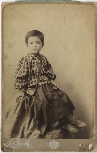 Портрет сидящей на камне девочки, 1890-е, Таврическая губ., г. Ялта