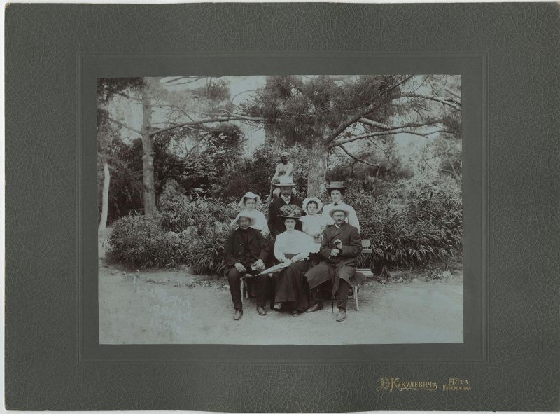 Групповой снимок. В парке, 29 апреля 1909, Таврическая губ., г. Ялта. Выставка «Ялта – город счастья» с этой фотографией.&nbsp;