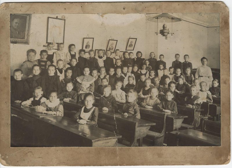 Групповой портрет учащихся гимназии, 1900 - 1910. Видео&nbsp;«Домашняя наставница», выставка «Не принуждать, а развивать!» с этой фотографией.