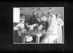 Слушательницы 2-го курса Петроградского женского медицинского института на занятиях в анатомическом театре, 1914 год, г. Петроград