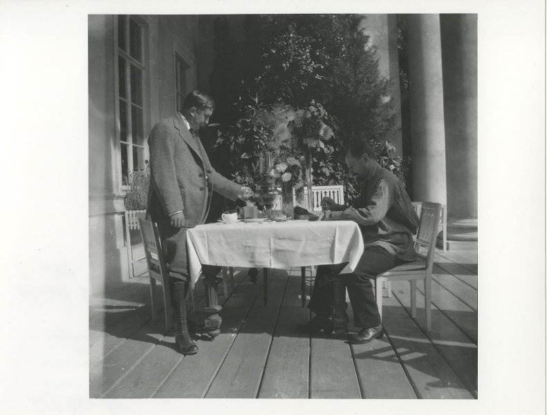 Мужчины за столом на веранде, 1900-е. Выставка «15 фотографий: на веранде до 1917 года» с этим снимком.