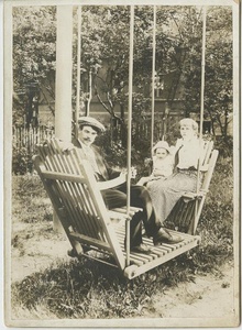 Семейный портрет на качелях, 1910-е. Выставка «На качелях» с этой фотографией.